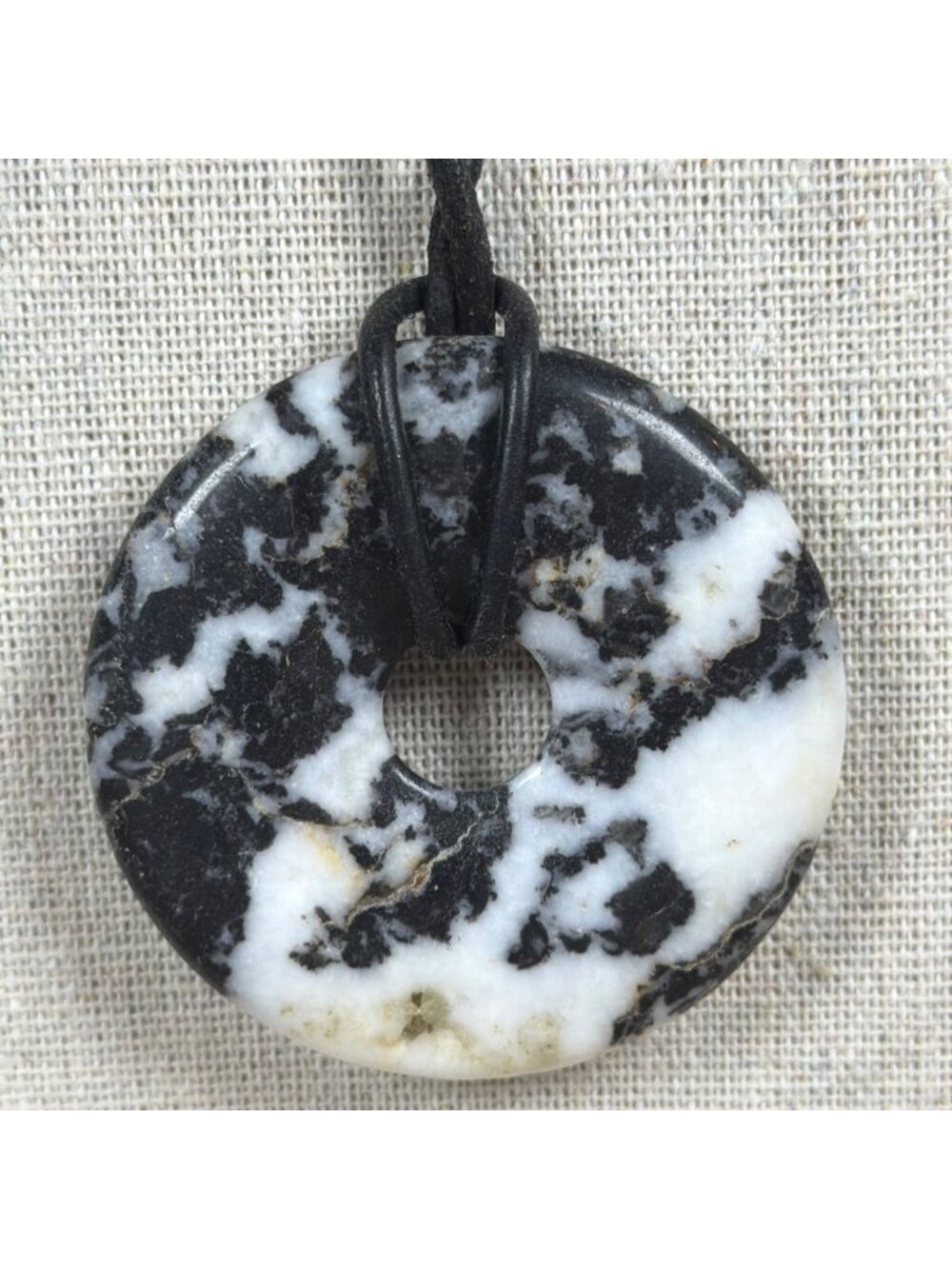 VTG 90s Snowflake Obsidian 2" Donut Pendant Santa Fe Cord Statement Necklace - Picture 2 of 8